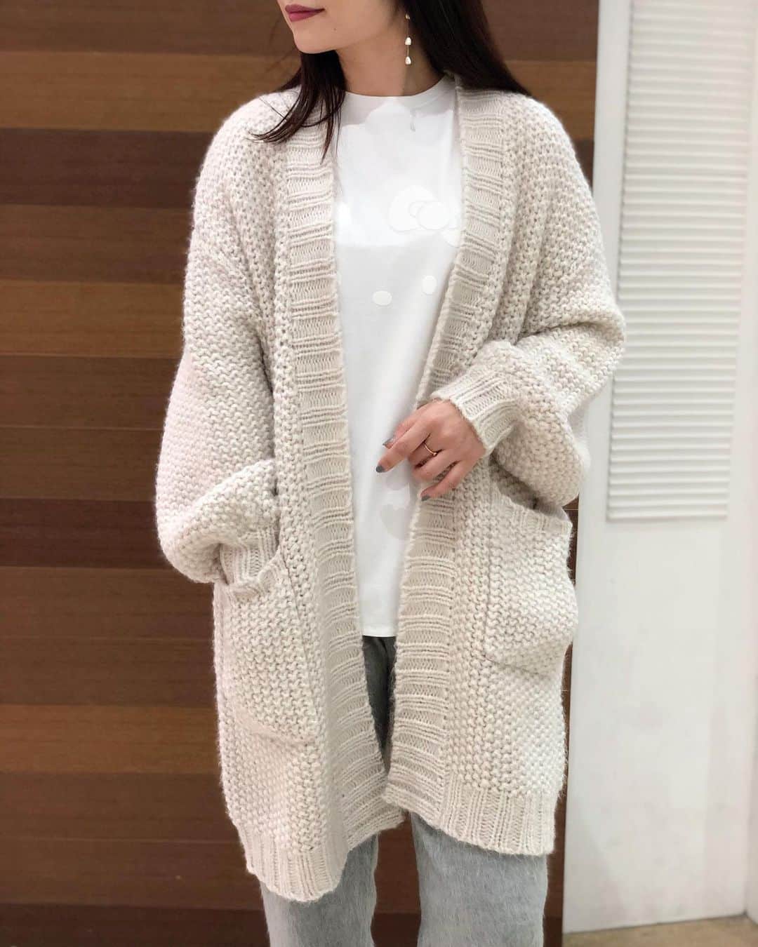 新谷美奈のインスタグラム：「.﻿ ﻿ 寒くなって人気急上昇中のニットガウン🐑﻿ ぬっくぬくで💭私も大のお気に入りです☺️﻿ ﻿ ぬくぬくのニットガウンとふわふわのシャギーパンツ。﻿ 見た目も着心地も暖かな組み合わせは﻿ 明るいグレーと白の淡色オンリーで軽やかに🧚‍♀️﻿ ﻿ Nina mew﻿ knit gown ¥29,000+tax﻿ cut&sew ¥11,000+tax﻿ pants ¥13,000+tax﻿ ﻿ ▷HAPPY COUPONで最大10%OFFに！﻿ 　精算時にお渡ししております♡(12/6まで！)﻿ ______________________________________﻿ 🎅🏻Nina mewの商品を税込4万円以上お買い上げの方に﻿ ロゴトートバッグをプレゼント！﻿ (なくなり次第終了となります)﻿ ﻿ ⚾️ソフトバンクホークス日本一を祝して﻿ 11/26(木)〜28(土)連続ゆめポイント5倍！﻿ ﻿ @ninamew_official#Ninamew#ニーナミュウ#ゆめタウン#ゆめタウン佐賀#セレクトショップ#selectshop」