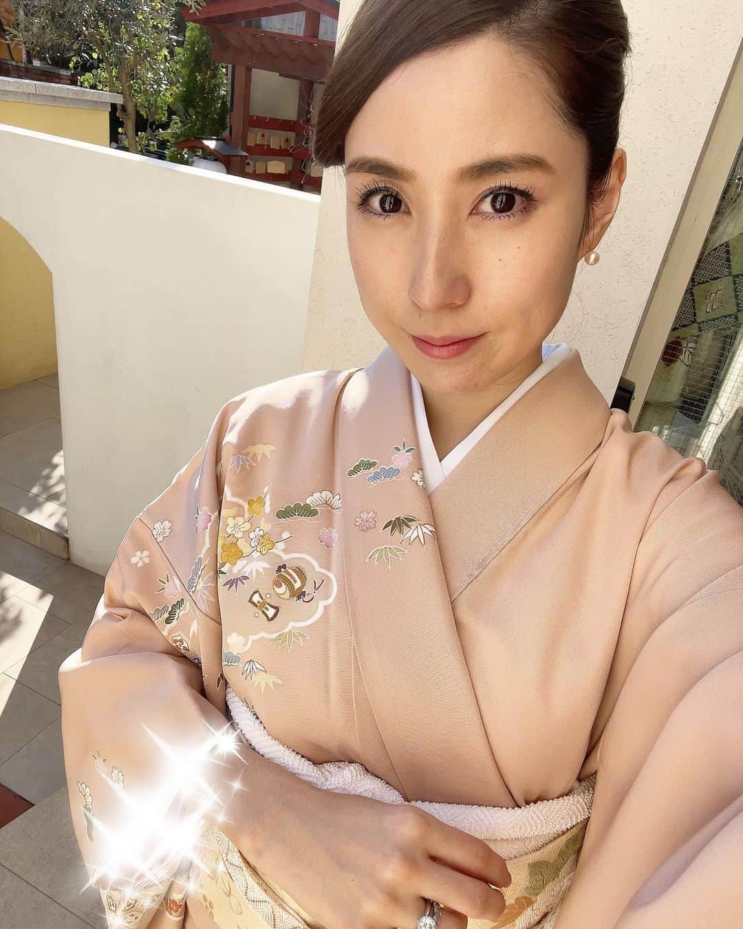 髙田麻紀子のインスタグラム：「❤︎ . お着物の沼にハマりそうでこわい🥺❤️ #七五三　#着物」