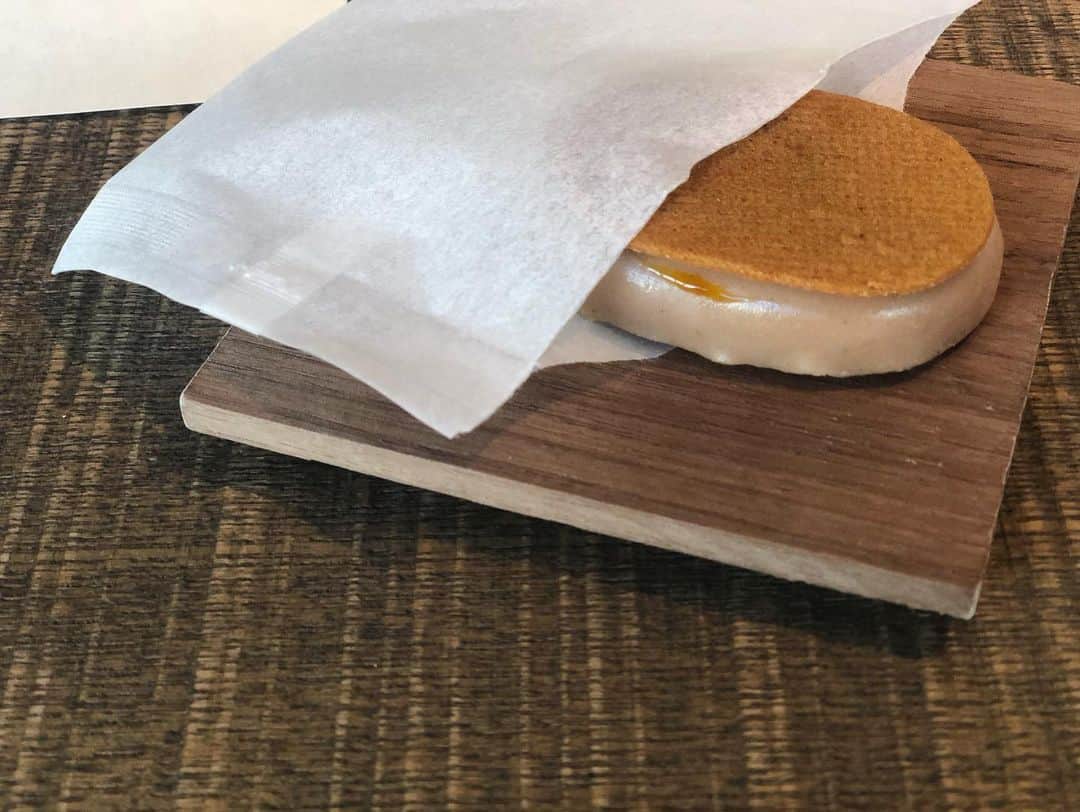i_am_fukutaroのインスタグラム：「. これ （フォアグラのクリスピーサンド） と これ （マスカルポーネに はちみつとオリーブオイルと塩） は 永遠に食べれるんじゃないかと思った . もちろん他のお料理も おいしかったです🥺 . 身も心も浄化された時間でした🕊 . . . #lunch」