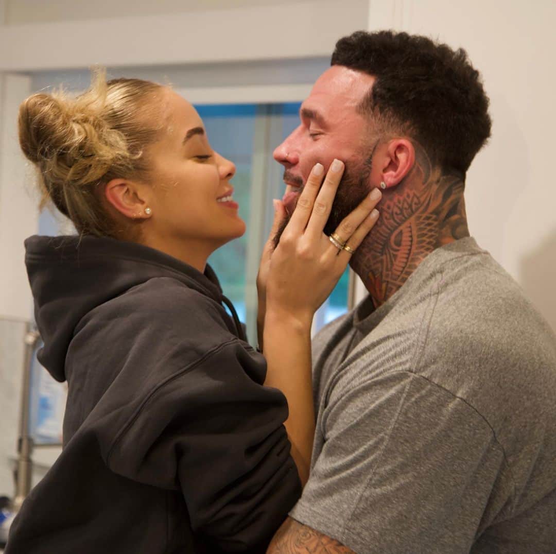 ジャスミン・サンダースのインスタグラム：「Come here knucklehead 😝🥰😘」