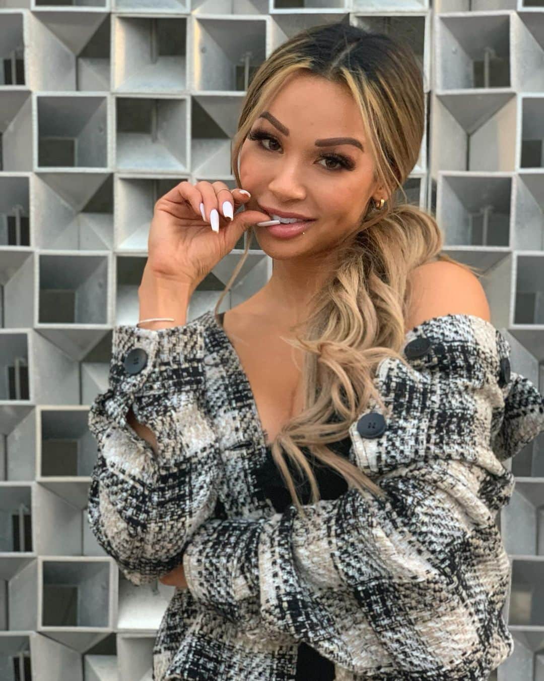ダニー・リエルのインスタグラム：「Take someone who has longer roots than I do and bites their nails 🦃#happythanksgivng Merica」