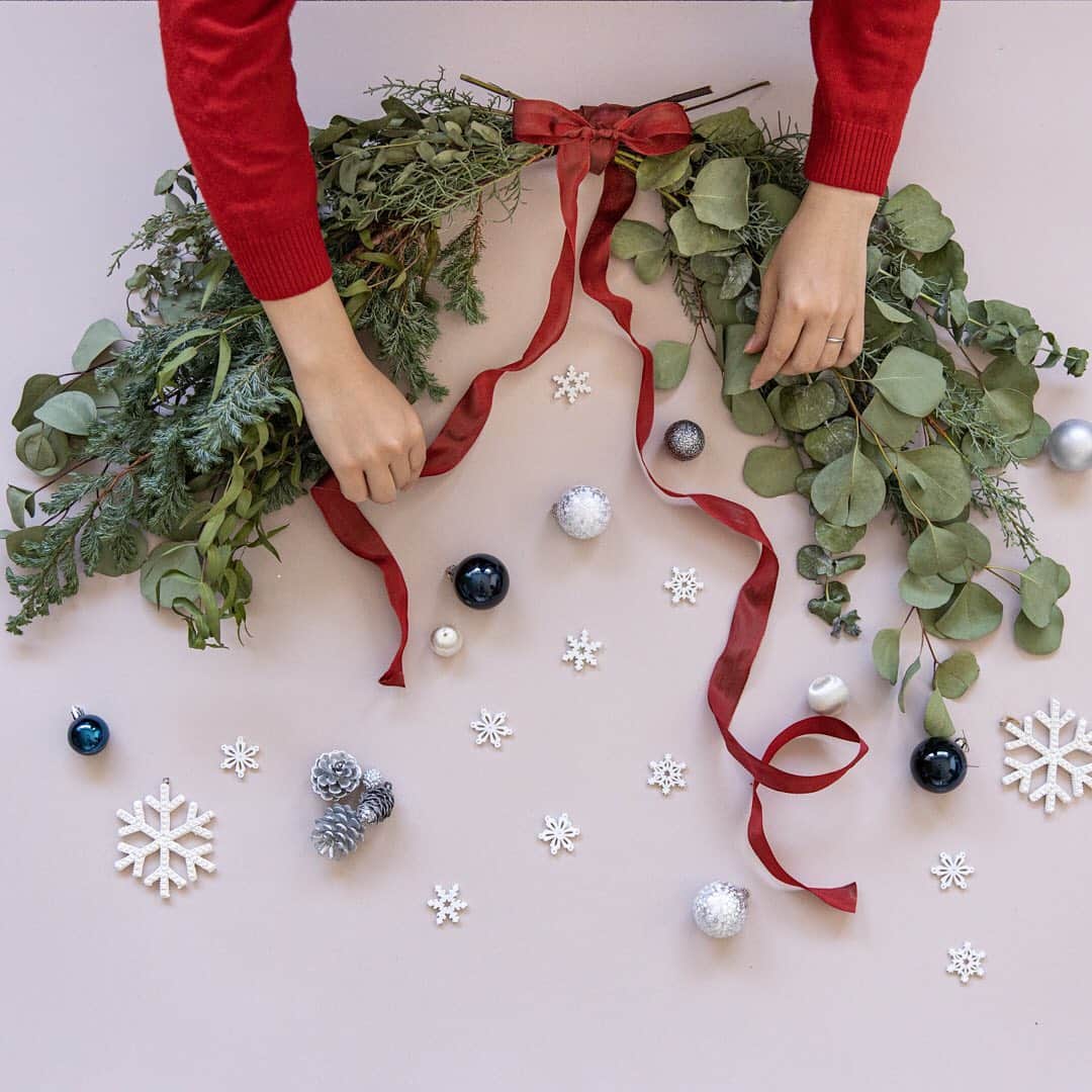 アトレ恵比寿公式さんのインスタグラム写真 - (アトレ恵比寿公式Instagram)「﻿ ﻿ おうちで過ごす事が多くなりそうな今年のクリスマス。﻿ ﻿ そんな"おうちクリスマス"を華やかにしてくれるのは、誰でも簡単に作ることができるクリスマススワッグ💐﻿ ﻿ ご自分の好きなお花で、おうち空間をコーディネートしませんか。﻿ ﻿ 今週から４週連続で公開する『クリスマスがもっと楽しくなるHow to 動画』﻿ ﻿ 本日第一弾配信の動画内では、日比谷花壇のフラワーデザイナーをお迎えして、花材を配置する際のポイントや完成したスワッグの飾り方まで、丁寧にご提案しています。﻿ ﻿ スワッグ作りの参考にご覧ください！﻿ ﻿ 配信動画やクリスマスキャンペーンの詳細は、プロフィール欄のURLよりご覧いただけます♪﻿ ﻿ また動画内で使用している花材は本館3階のHibiya-Kadan Styleで販売しています。﻿ お気に入りのお花を見つけに是非足をお運びください。﻿ ﻿ ﻿ ﻿ ﻿ ﻿ ~~shop information~~﻿ Hibiya-Kadan Style﻿ アトレ恵比寿　本館3階﻿ TEL　03‐5475‐8333﻿ ﻿ ﻿ ﻿ #アトレ恵比寿#アトレ#恵比寿#恵比女#ebisu﻿ #クリスマスキャンペーン#クリスマス2020#クリスマス#Christmas#Xmas#MerryChristmas﻿ #スワッグ#スワッグ作り#クリスマススワッグ#swag#フラワーアレンジメント#花のある暮らし#花のある生活#クリスマスアレンジ#インテリア#空間コーディネート#クリスマス装飾#おうちクリスマス#おうち時間を楽しむ#flower#flowerarrangement#flowerstagram」11月27日 11時30分 - atre_ebisu