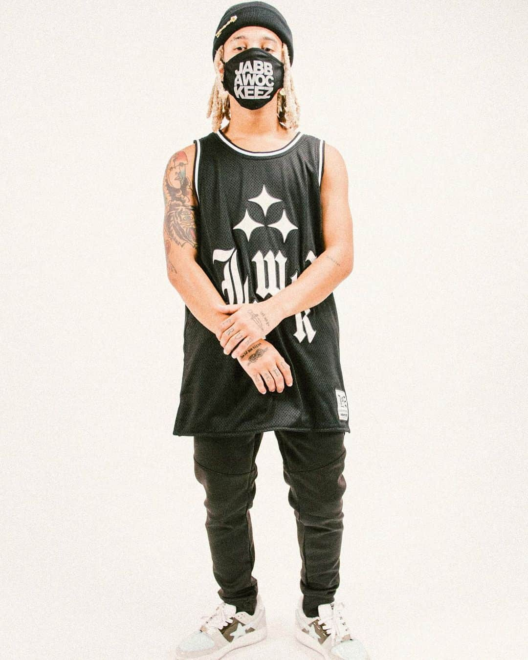 Jabbawockeezさんのインスタグラム写真 - (JabbawockeezInstagram)「🔥 New Drop 🔥  Jabbawockeez Athletics x Old English  Basketball Jersey and Shorts @jabbawockeez  Modeled by @thefuturekingz  Link in bio!」11月27日 11時31分 - jabbawockeez