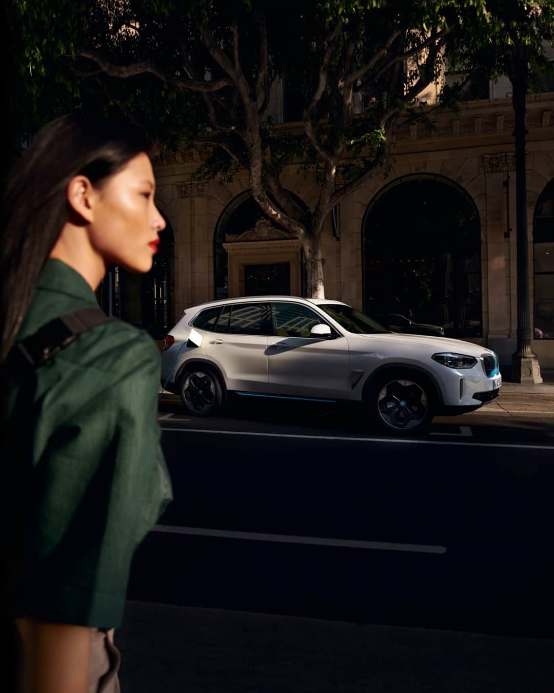 BMWのインスタグラム：「Powering forward. The first-ever BMW iX3. #THEiX3 #BornElectric #NEXTGen #BMW @BMWi __ BMW iX3: Energy consumption in kWh/100 km (combined): 17.8–17.5. CO2 emissions in g/km (combined): 0. Further information: www.bmw.com/disclaimer. Acceleration (0-100 km/h): 6.8 s. Power: 210 kW, 286 hp, 400 Nm. Top speed (limited): 180 km/h.」