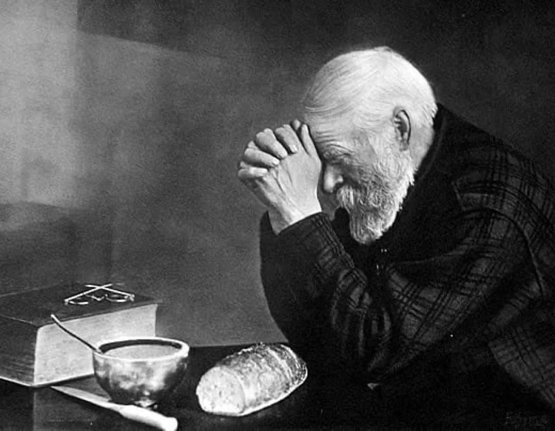 クリス・プラットのインスタグラム：「Grace.  Amazing. This photo hung in my house growing up. I remember thinking “that must be God because he has a beard.”   Through the decades since then, the way I define grace, my perspective of who this man is and the emotions he evokes when I encounter his image continue to evolve.  Today I see a grateful man, a man thankful for his family, his children, his ability to provide, a longing within to ensure faith in the hearts of his children, to leave behind an example others can follow and a heart filled with gratitude for a savior and the amazing eternal grace that comes with submission to His will.  What do you see?  Thanks to my friend @shannaduncanart for this post. Read her take on grace on her page when you give her a follow. She’s a great local artist from my home town.   Happy Thanksgiving.」