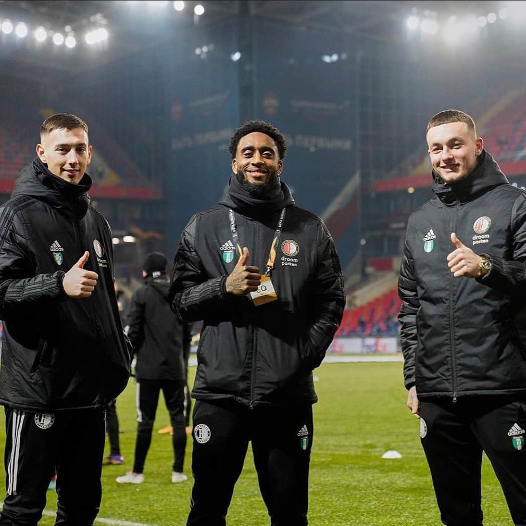 レロイ・フェルのインスタグラム：「Freezing my balls off, but we out here to support the boys. Let’s gooooo! ❄️💪🏾 #Family ❤️🤍🖤」