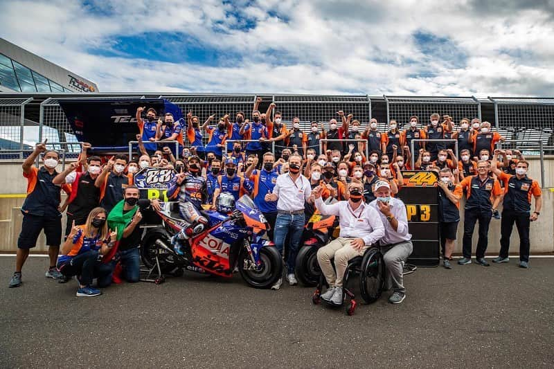 ダニ・ペドロサのインスタグラム：「Mi enhorabuena a todos todos los miembros de @ktmfactoryracing por su gran trabajo y méritos en este dificil Mundial 2020, que gracias a la fantástica labor de @motogp ha sido posible! • Big congratulations to @ktmfactoryracing for all the great achievements in this difficult 2020 season!  Hats off and thanks to @motogp and his fantastic work that made this championship possible. • #ktm #team #thanks #work #motogp #2020season」