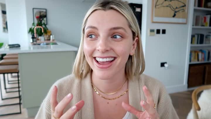 Estée Lalondeのインスタグラム：「Do you want to know how i really feel?? Watch my brand new Q&A, link in my bio or swip up in my most recent story 💫」