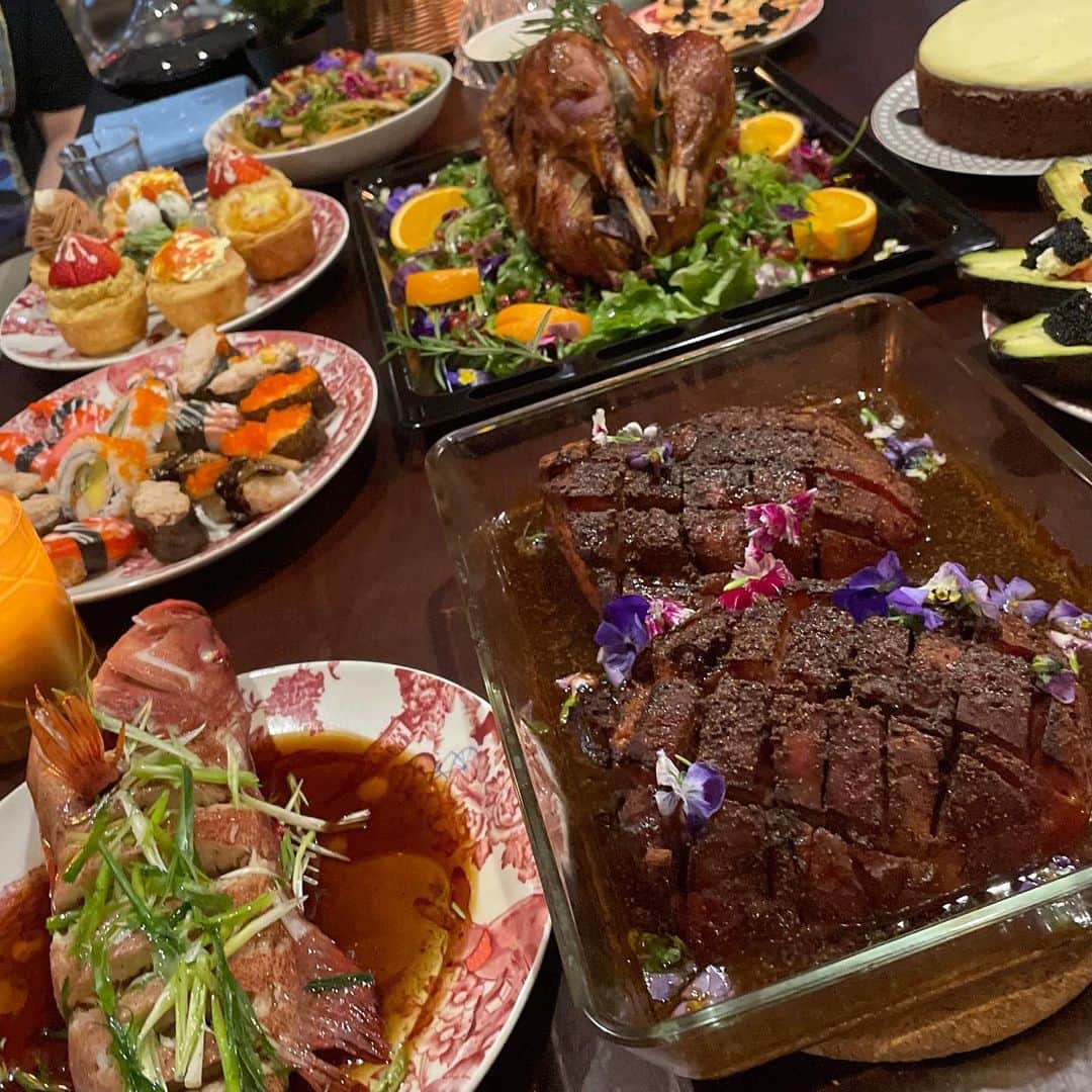 セリーナ・ジェイドのインスタグラム：「Happy thanksgiving! So grateful to have the time to cook for family and friends. Thank you all for being a part of my life! And thank you to my co-chef ;) #sograteful」