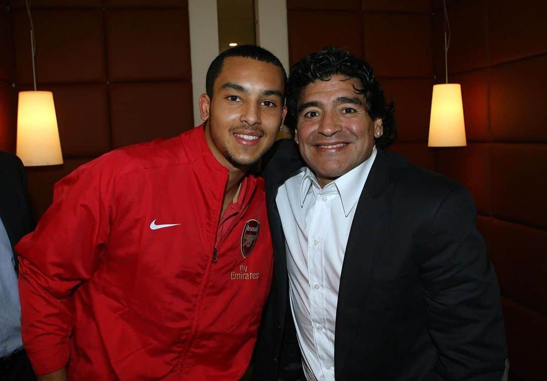 セオ・ウォルコットさんのインスタグラム写真 - (セオ・ウォルコットInstagram)「I was lucky enough to have met Maradona once. I was completely starstruck and instantly felt that I was in the presence of a genius, it was an honour. #ripdiego #tbt」11月27日 2時44分 - theowalcott