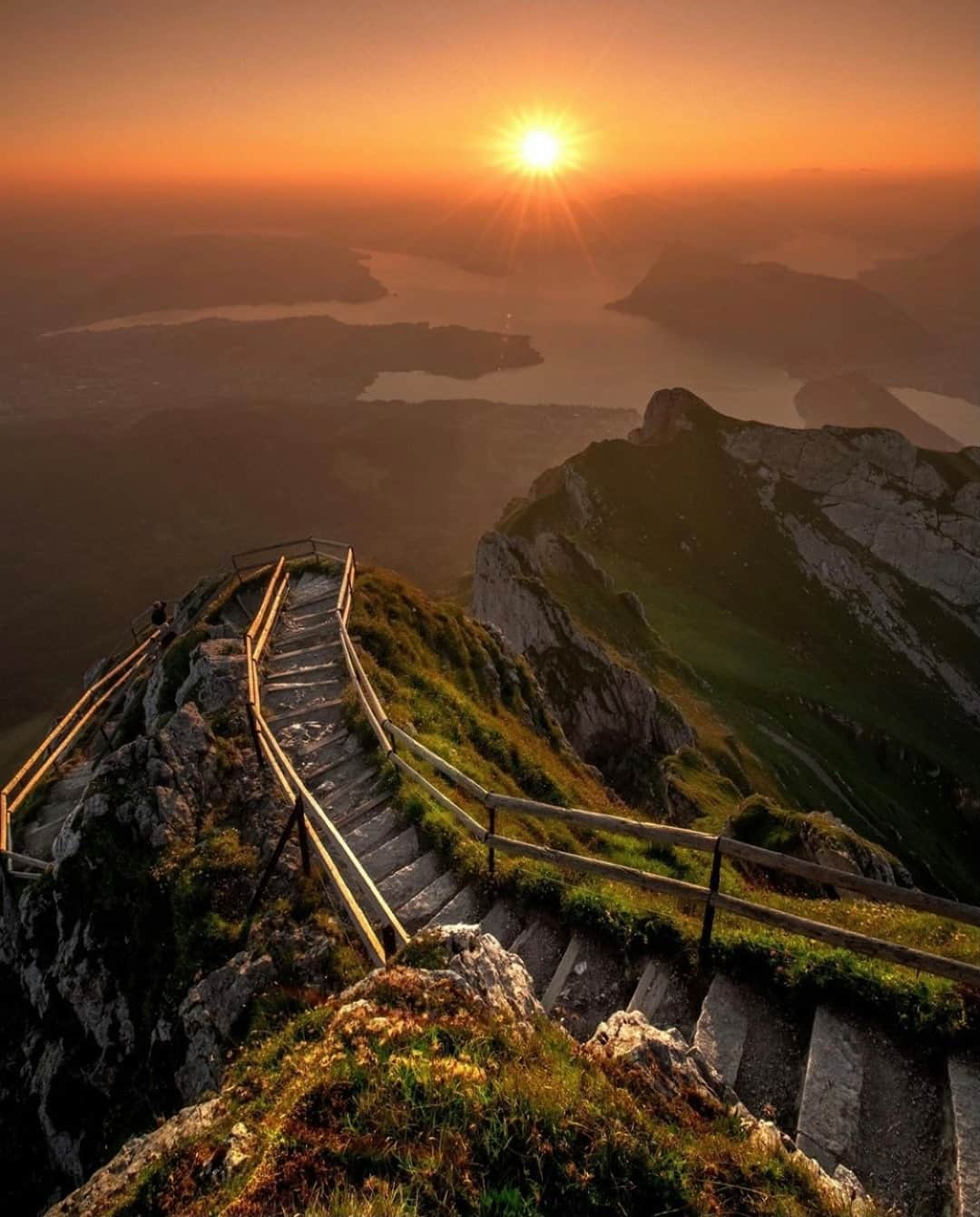 Earth Picsさんのインスタグラム写真 - (Earth PicsInstagram)「Stairway to Heaven 🏔✨ Photo by @michelphotographych」11月27日 3時00分 - earthpix