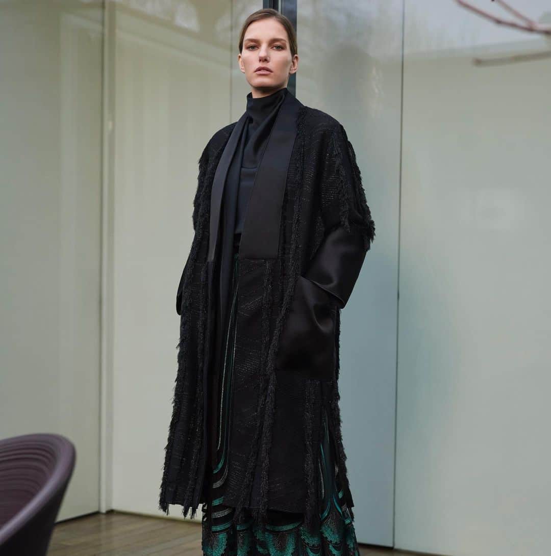 アマンダ ウェイクリーのインスタグラム：「Luxey metallic fringes mixed with sumptuous bonded satin... the ultimate winter statement coat  #wintercoat #statementcoat #fringing #boholuxe #aw20 #metallic   Photographer: @janlehner  Styling: @cathykasterine  Hair: @neilmoodie  Make up: @zoetaylormakeup」