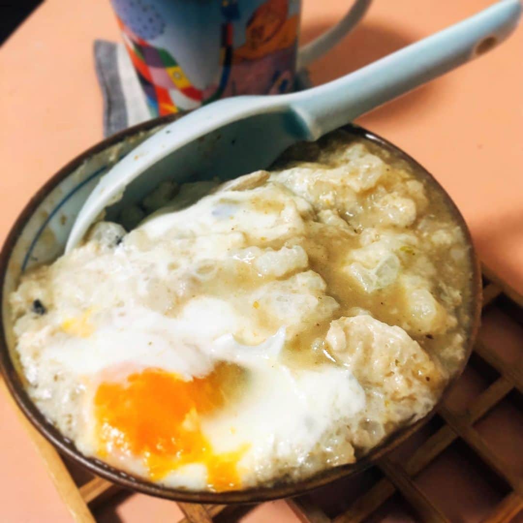 吉岡麻由子さんのインスタグラム写真 - (吉岡麻由子Instagram)「#ど深夜#謎飯﻿ #お茶碗カレー﻿ ﻿ 冷凍していた#炊き込みご飯 を﻿ #いなば の#グリーンカレー と一緒にお茶碗に入れてチンして﻿ 生卵落として、もう一回チンした。﻿ ﻿ 見た目…きったないけど笑﻿ 美味しい…💚 炊き込みご飯に入れてた鶏肉としめじがいい仕事してるわーー。  深夜飯こんな感じです。 ﻿いかに洗い物を減らすか。 いかに時短できるか。 いかんせんナマケモノですので😝 #🦥」11月27日 3時03分 - mayuko.1017
