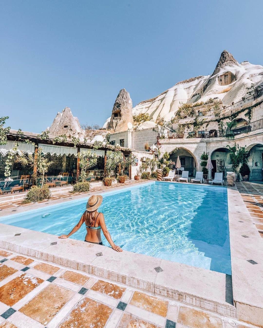 Izkizのインスタグラム：「Enjoying a pool in a landscape that looks like it’s straight out of The Flintstones. Have you ever stayed in cave room? or is it on your bucket list?  📱 Edited with my app @izkizapp」