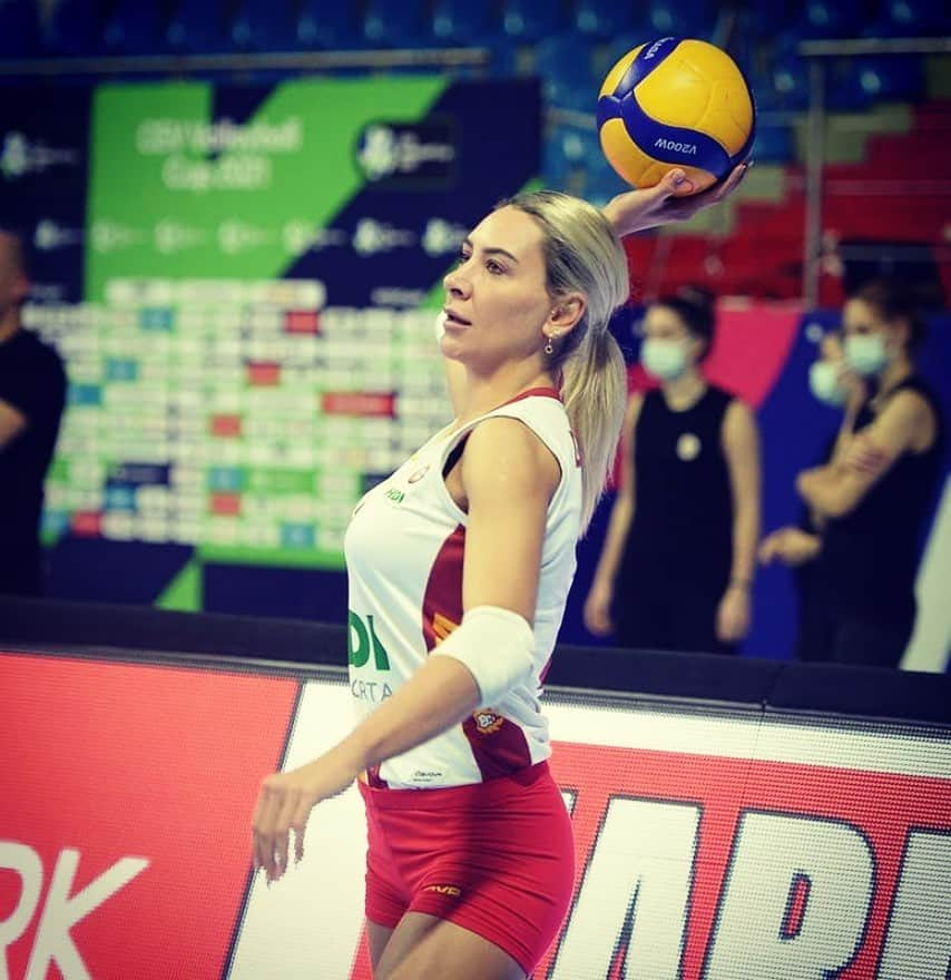 ギゼム・ギュレシェンさんのインスタグラム写真 - (ギゼム・ギュレシェンInstagram)「Galatasaray 3 &  Khimik Yuzhny  1 #cevvolleyballcup ta 16 dayız 💛❤️」11月27日 3時12分 - iamgizemguresen