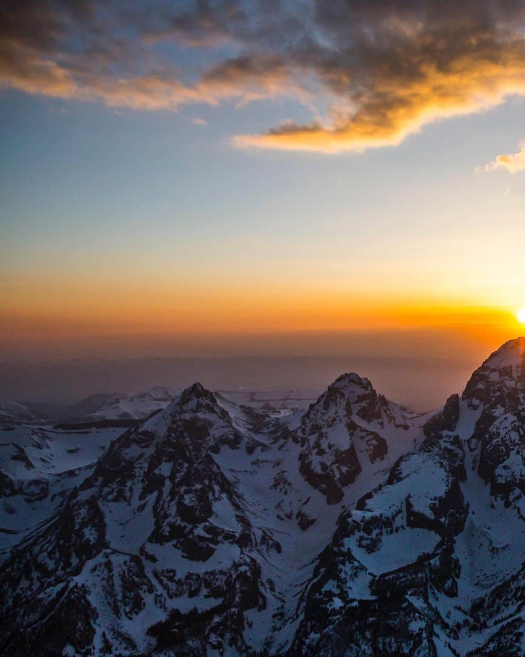 のインスタグラム：「Happy Thanksgiving folks! ⁣ Thankful today and everyday for all those epic sunrises, sunsets, friends, family and everyone following along. 🙏🏼 ⁣ Grand Teton Range ⁣ Prints available at www.shop.jimmychin.com or at link in bio. 20% off on all prints until Dec 10 by using the code Holiday20 at check out.」