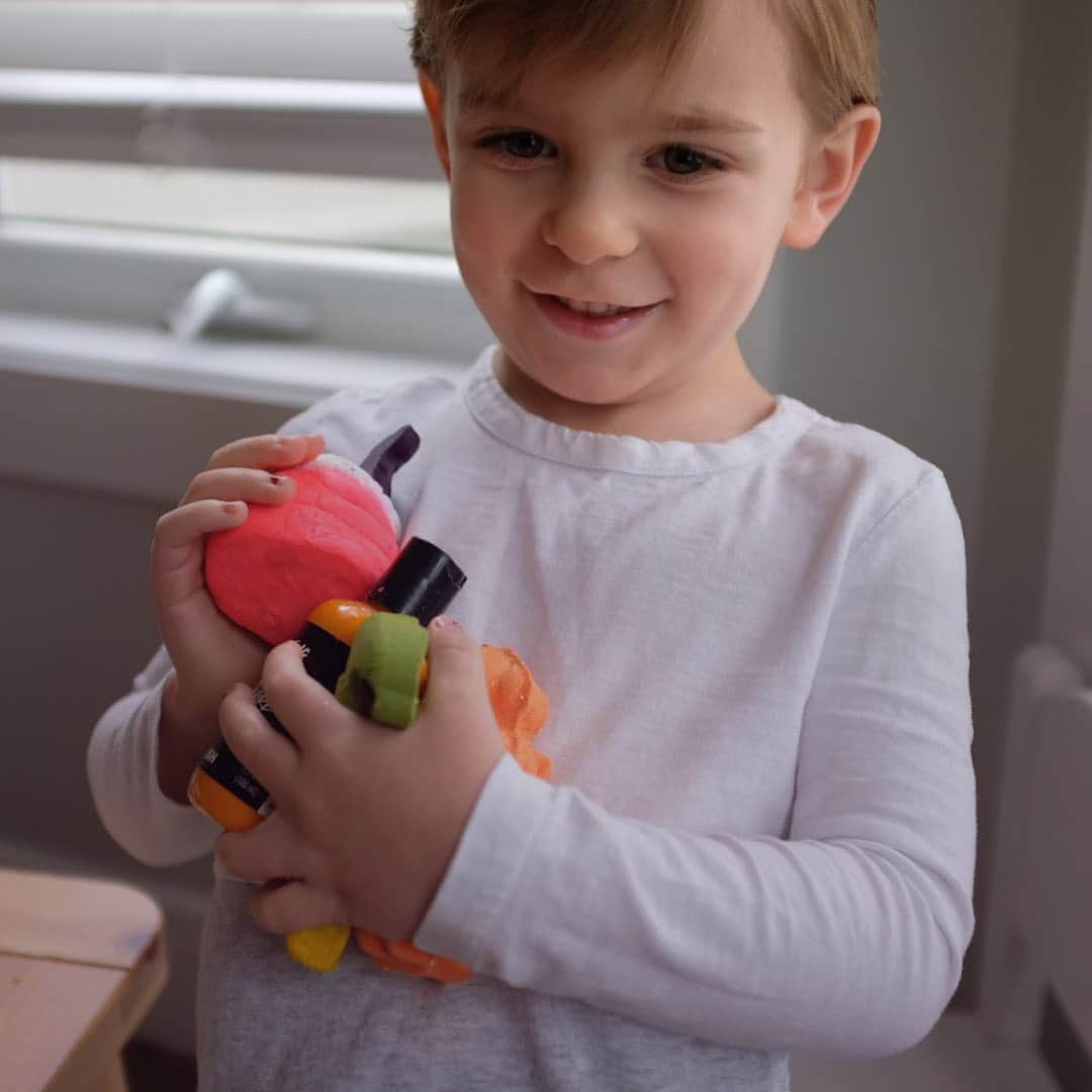 LUSH Cosmeticsさんのインスタグラム写真 - (LUSH CosmeticsInstagram)「He's baaaack! ⭐⁠⠀⁠⠀ ⁠⠀⁠⠀ After rigorously testing as many products as he could get his tiny hands on, mini product expert, Rome is back to share his top five favorite holiday finds. ⁠⠀ ⁠⠀ Want to add a sprinkle of cuteness to your holiday season? Tap to shop Rome's picks now ✨⁠⠀ ⁠⠀ 📸 @sammymontgoms ⁠」11月27日 3時17分 - lushcosmetics