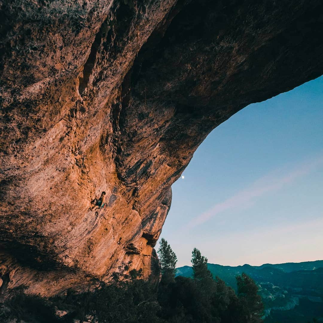 アダム・オンドラさんのインスタグラム写真 - (アダム・オンドラInstagram)「Last week I have had a few days of acceptable conditions on Perfecto Mundo, getting really close to actually sending this thing. Unfortunately, the weather forecast seems like it is game over, at least for a few days. The same day I finally stuck the crux move from the mono to the pinch on Perfecto Mundo, we drove over to Espadelles sector to finish the day, and with approaching darkness I could still make FA of "Directa Bongada" - a hard 9a. It is a link-up between Directa Rodillar 8c+/9a and La Bongada 8c+/9a, climbing the cruxes of both routes. To me, it is actually the most direct and logical line of the cave. Unfortunately, there is a very good rest in between those two hard sections so it cannot be a 9a+.  Pics by @pet.phot  #onthego」11月27日 3時19分 - adam.ondra