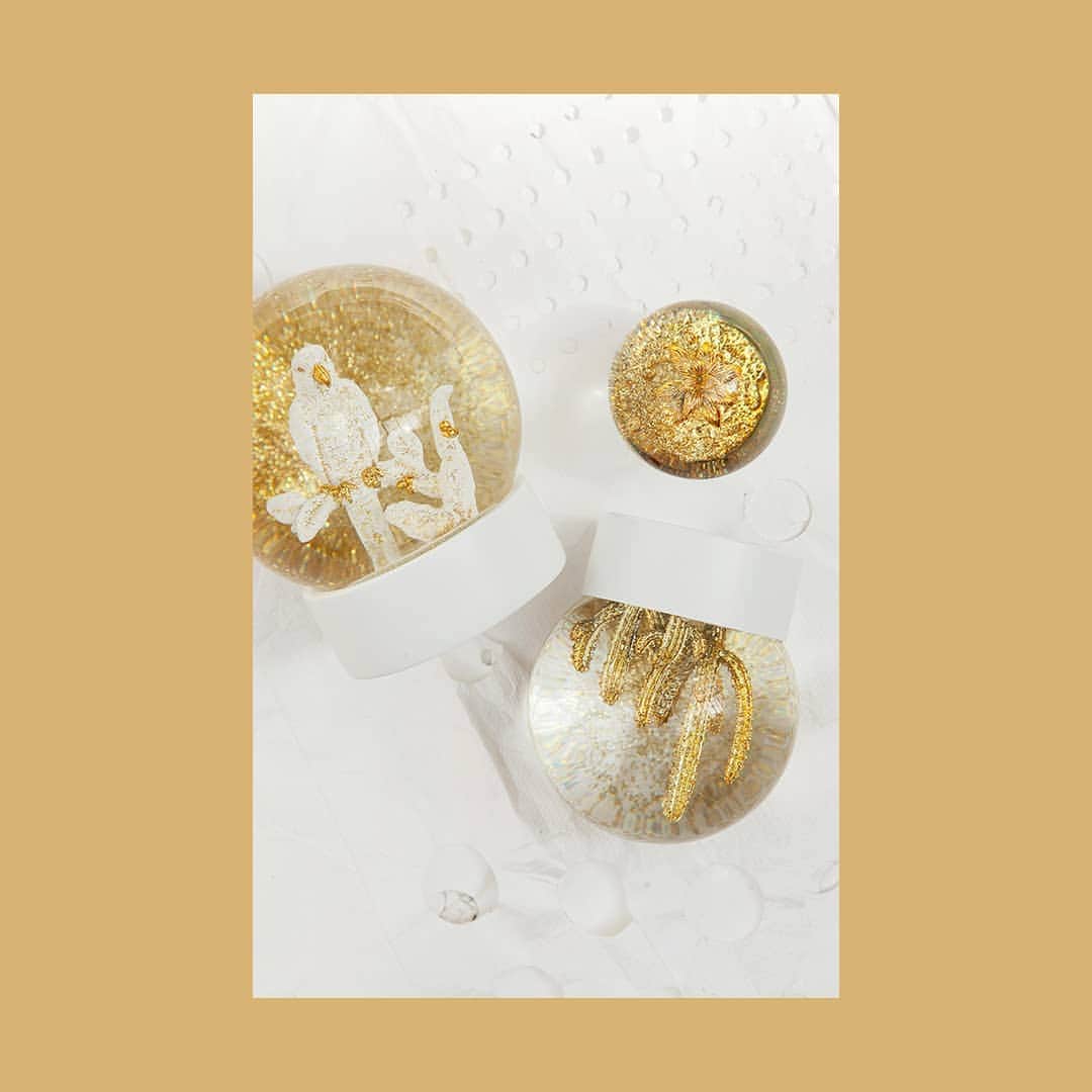 ベンシモンのインスタグラム：「L'esprit de Noël s'invite dans vos intérieurs et ça tombe bien, nos boutiques réouvrent dès samedi pour préparer ce mois de fêtes ! ✨ ​ ​❣️ Nous sommes heureux de vous annoncer la réouverture de nos boutiques dès samedi dans le respect des gestes barrières 🛍 ​Toutes nos équipes ont hâte de vous accueillir de nouveau dans nos concept stores pour ce mois de fêtes !  ❣️ Et pour celles qui préfèrent commander du bout des doigts et préparer leurs cadeaux de Noël depuis leur canapé, notre nouveau site est en ligne (lien dans la bio). ​En attendant samedi on vous donne rendez-vous sur le site pour découvrir notre sélection mode & décoration et préparer cette période festive avec de la couleur et dans la bonne humeur 😊 ​ ​❣️ M E R C I  En cette période si particulière nous souhaitions remercier tous nos partenaires qui ont su garder le contact avec vous en déployant une belle énergie et créativité !  ​Nous avons hâte de vous retrouver dans nos boutiques 💛  ​#bensimon #mode #tennis #bensimondecoration #deco」