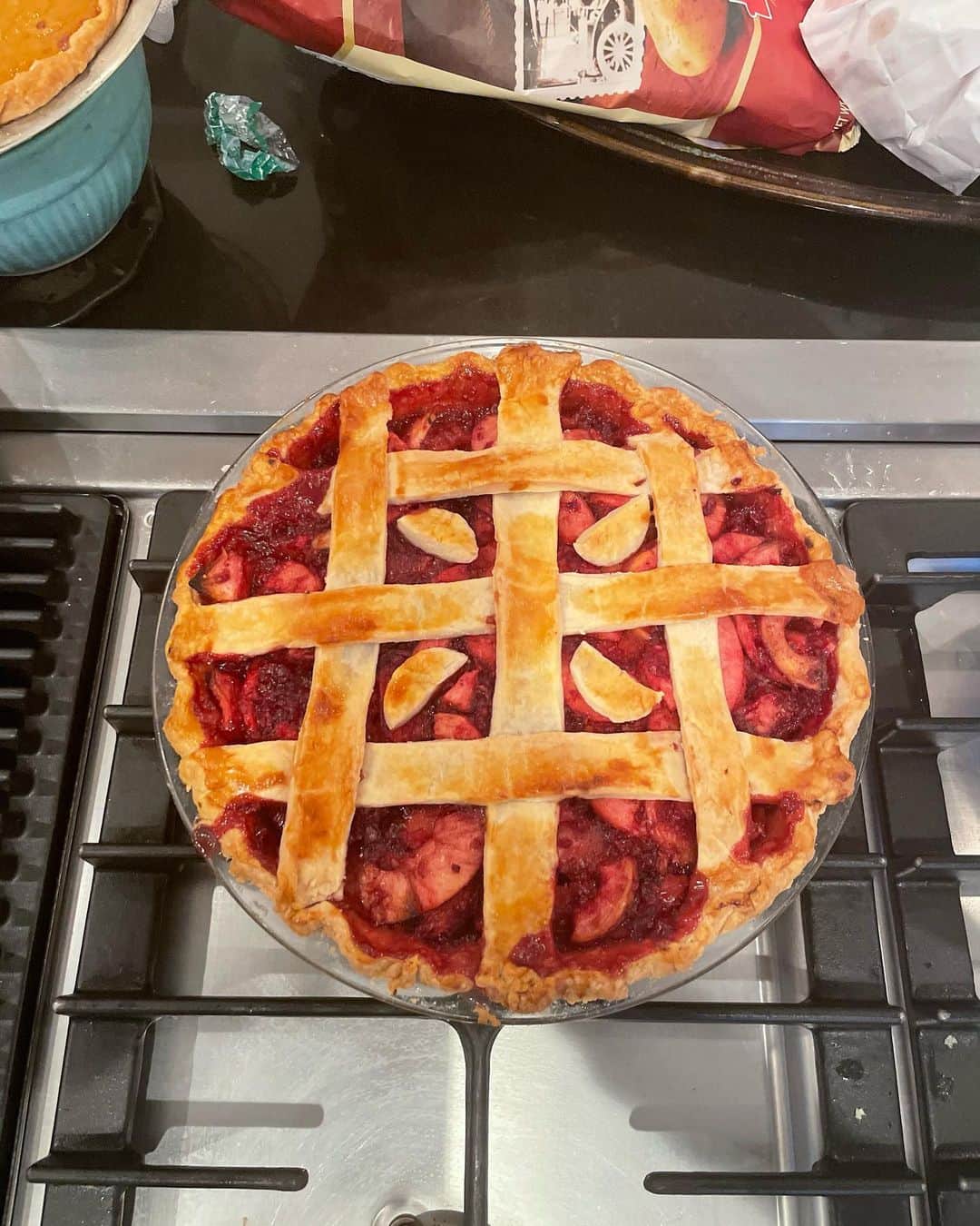 ニコールミラーさんのインスタグラム写真 - (ニコールミラーInstagram)「Table for 3! Quiet Thanksgiving at home. Somehow ended up making two pies!! #HappyThanksgiving! 🥧loved this apple-cranberry pie recipe from @surlatable」11月27日 3時23分 - nicolemillernyc
