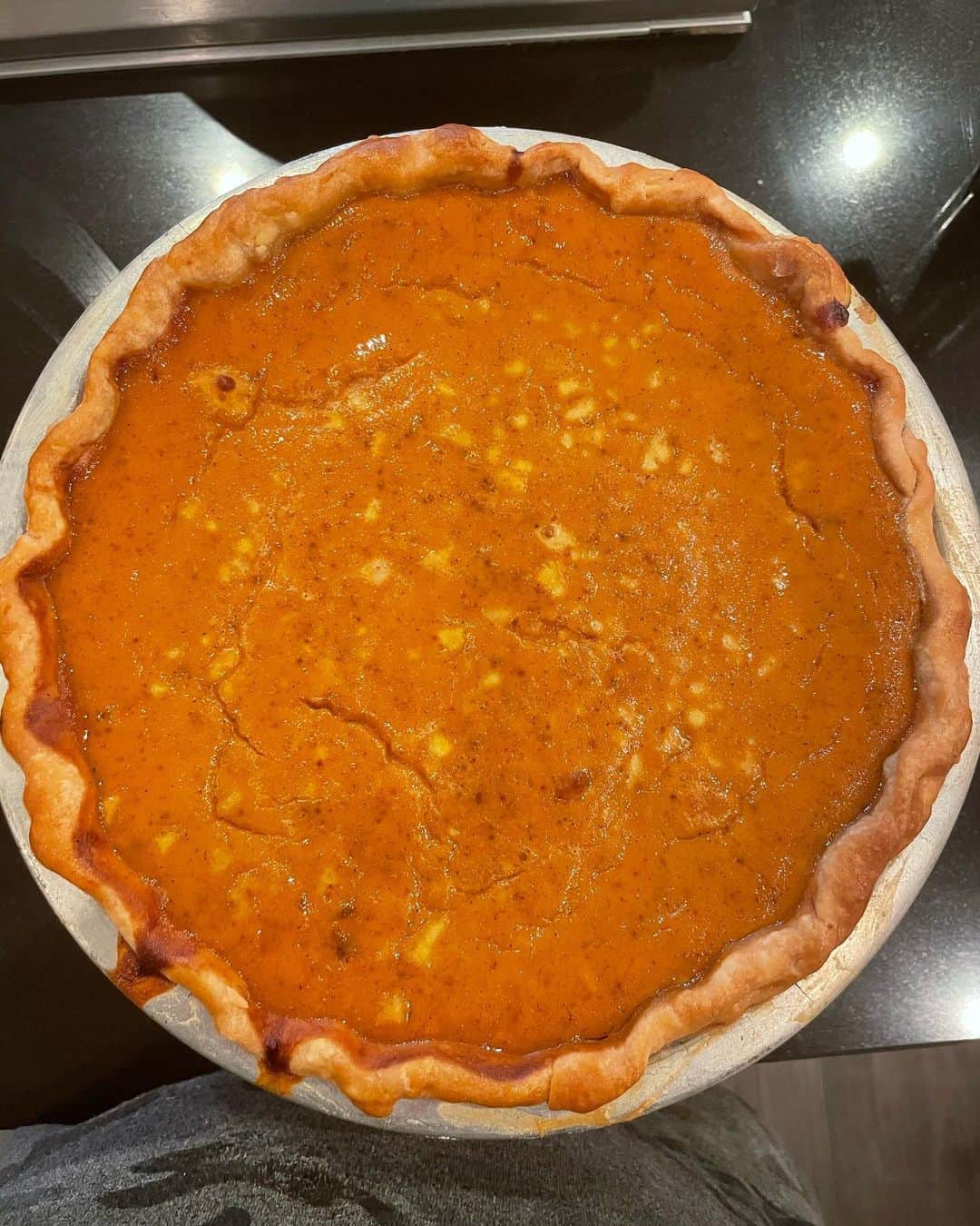 ニコールミラーさんのインスタグラム写真 - (ニコールミラーInstagram)「Table for 3! Quiet Thanksgiving at home. Somehow ended up making two pies!! #HappyThanksgiving! 🥧loved this apple-cranberry pie recipe from @surlatable」11月27日 3時23分 - nicolemillernyc