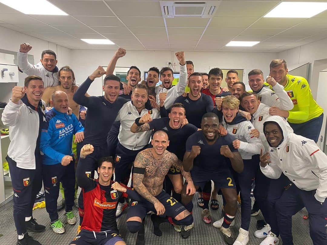 ステファノ・ストゥラーロのインスタグラム：「Dopo un primo tempo difficile, una grande reazione di squadra...e si va agli ottavi! Genova è rossoblu! Avanti ragazzi! 🔴🔵👏🏼 #ForzaGenoa #DerbyDellaLanterna #CoppaItalia @genoacfcofficial」