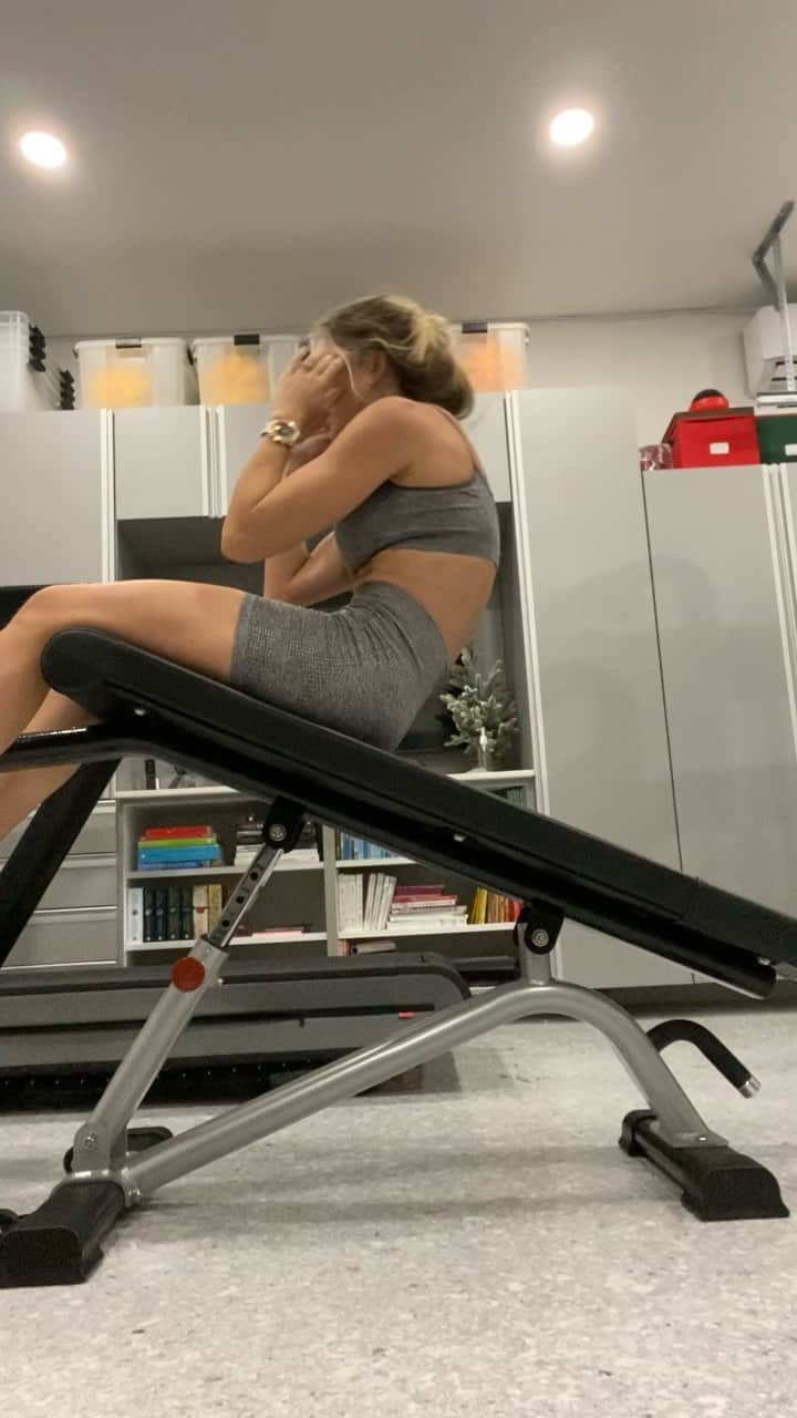 Sascha Barbozaのインスタグラム：「.. el gym fue auto regalo adelantado de clumples, yo cumplo el 19 de Dic y Andy el 21🤪」