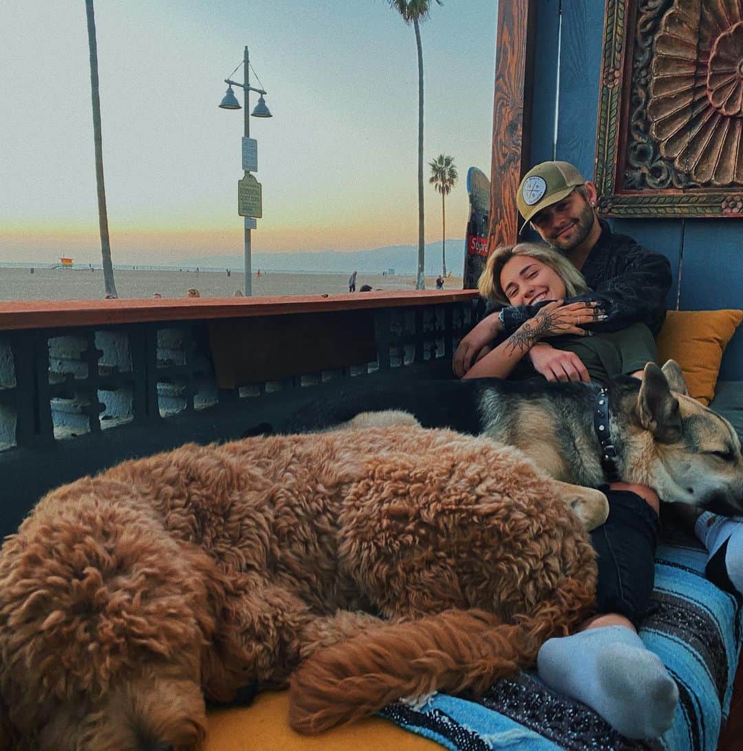 ジャック・グリフォーのインスタグラム：「Things I’m thankful for .. today reminds me that it’s relationships and people that  are worth living for. Everything else fades!No material thing lasts and we don’t take anything with us after this.. thank you god for another year. #Happythanksgiving 🤍」