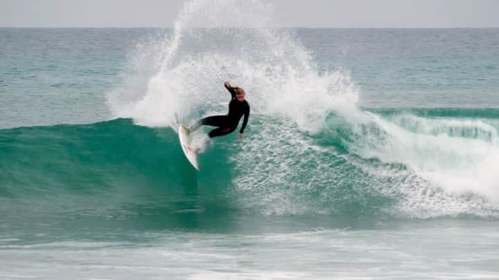 レイキー・ピーターソンのインスタグラム：「A few fun sessions from Lowers this past month. I’ve put in the hours and feeling super prepared for the Roxy Maui Pro in just over a week. For the full edit hit the link in my bio. 🎥 @noahjm22  • • Ohh and a big big happy thanksgiving to you all 🤗 🦃 🤗」