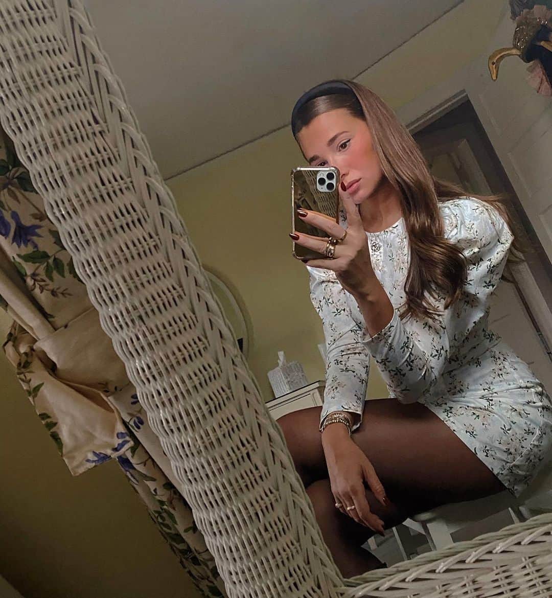 のインスタグラム：「Filled with gratitude today and sending massive amounts of love to anyone who needs it right now 🤍」