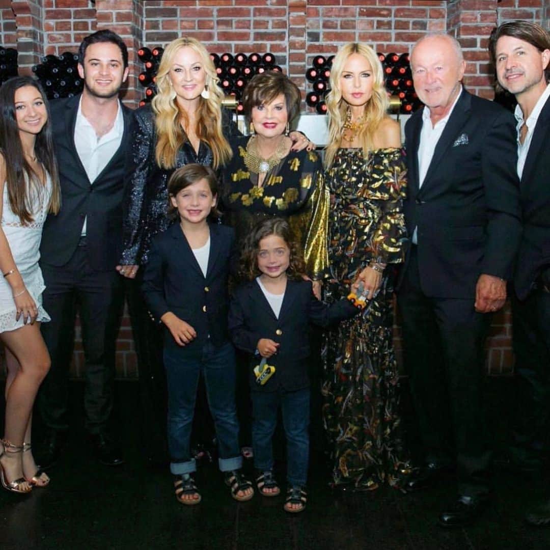 レイチェル・ゾーのインスタグラム：「#TBT to my whole family together wishing that was today like so many of you. While we are apart from our families today let’s please think about our heroic frontline and essential workers sacrificing everything daily to keep us safe at home.  Enjoy today with extra gratitude for things you may have once taken for granted. Sending love and good health to everyone today.  #thanksgiving #grateful 🙏🏻❤️ XoRZ」