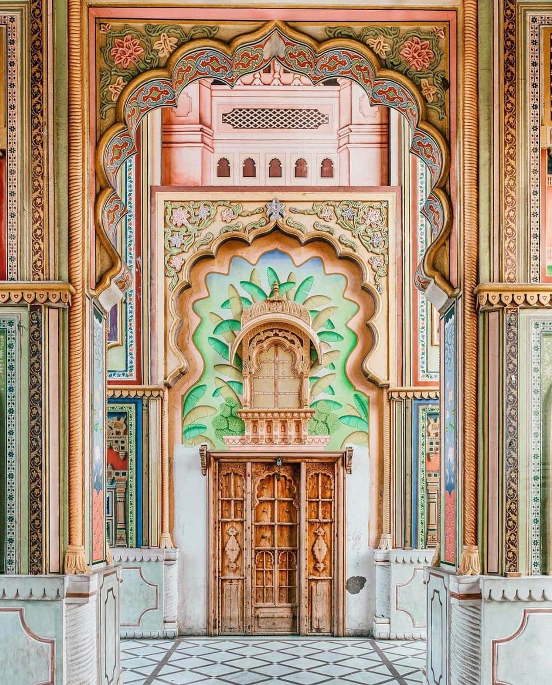 Lonely Planetのインスタグラム：「Located in Rajasthan, The Patrika Gate serves as an entrance to Jawahar Circle Garden and is an architecture photographer’s dream.   📷 via @humminglion  📍Jaipur  #lonelyplanet」