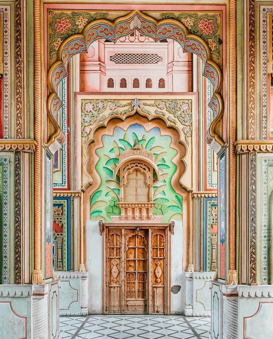 Lonely Planetさんのインスタグラム写真 - (Lonely PlanetInstagram)「Located in Rajasthan, The Patrika Gate serves as an entrance to Jawahar Circle Garden and is an architecture photographer’s dream.   📷 via @humminglion  📍Jaipur  #lonelyplanet」11月27日 3時52分 - lonelyplanet