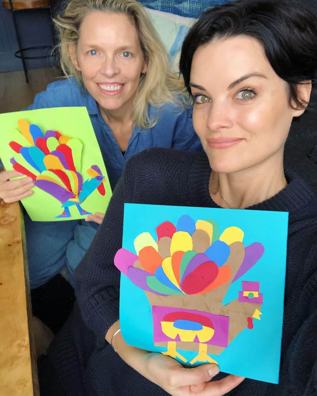 ジェイミー・アレクサンダーのインスタグラム：「Happy Thanksgiving!! We made paper turkeys 😂 #gobblegobble #bff #friendsgiving #2020」