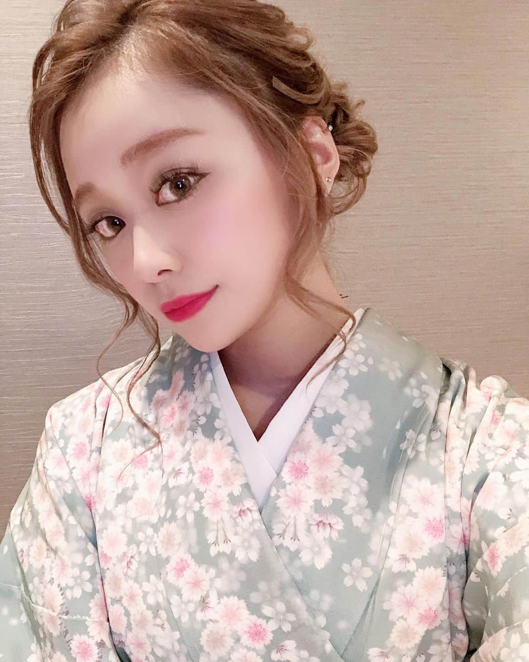 Monaさんのインスタグラム写真 - (MonaInstagram)「. . . 今日のDJは着物👘💕 . 楽しかった。🎧 . . . #dj#femaledj#japan#japanesegirl #instagood#likeforlikes#followｍe #music#着物#ヘアメイク#和服 #着物ヘア#着物ヘアセット#和服ヘア #アップスタイル#アップヘア #銀座#音楽#いいね」11月27日 3時47分 - dj_monichan