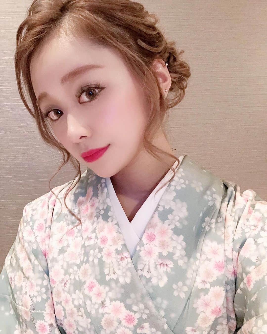 のインスタグラム：「. . . 今日のDJは着物👘💕 . 楽しかった。🎧 . . . #dj#femaledj#japan#japanesegirl #instagood#likeforlikes#followｍe #music#着物#ヘアメイク#和服 #着物ヘア#着物ヘアセット#和服ヘア #アップスタイル#アップヘア #銀座#音楽#いいね」