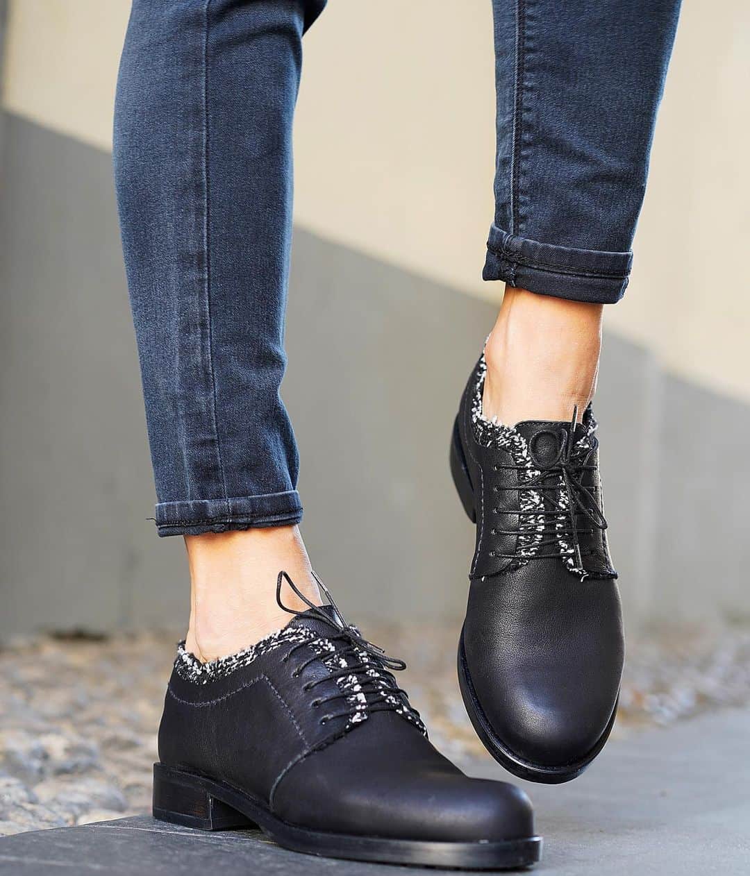 エンリーベグリンのインスタグラム：「Casual/elegant and comfortable shoes handmade in vegetal tinned leather.  #henrybeguelin#lacefrontal#shoes#black#color#」