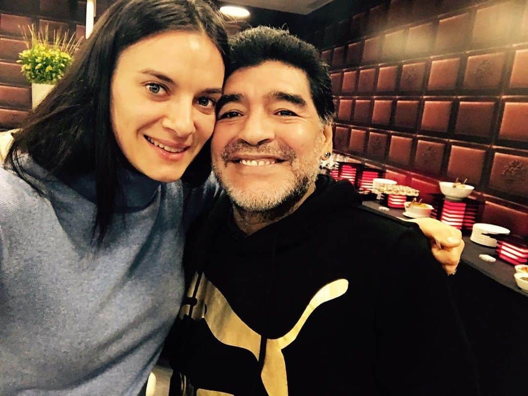 エレーナ・イシンバエワのインスタグラム：「Rest In Peace my dear friend, the greatest Diego! 🙏🏻🙏🏻🙏🏻 ⠀ So proud to knew you and been your friend! 😔 ⠀ Sincere condolences to family and friends 🙏🏻😔 ⠀ #diegomaradona#maradona#ripdiego#argentina#footballhistory#isinbayeva#исинбаева」