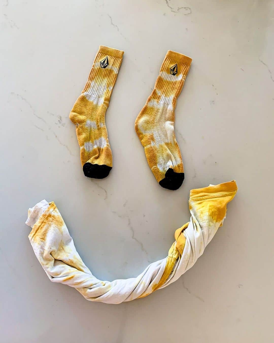 ボルコムのインスタグラム：「Need some fun Holi-DIY activities?! 🙂  Swipe up in the stories for step by step guide to make these turmeric tie-dye tee's and socks! 🧦  👉  vol.cm/diytiedye 👈」