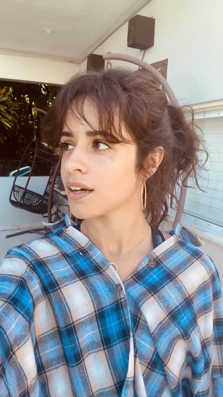 のインスタグラム：「(I tried to post this yesterday but it didn’t work- but you can still donate!) You are all a blessing and I hope you get to spend today with those who remind you of that most (even virtually)! I know this year has been tough but we can spread joy, love, and compassion when and where we can. There are so many people in need, if you have the means, please join me in donating a little love to feed families and children facing hunger this holiday season. I’m donating to @feedingsouthflorida who is providing families with meal boxes in my community, but they have chapters all over the country! Go on my Insta stories to give back to those in your community who are in need! ❤️」