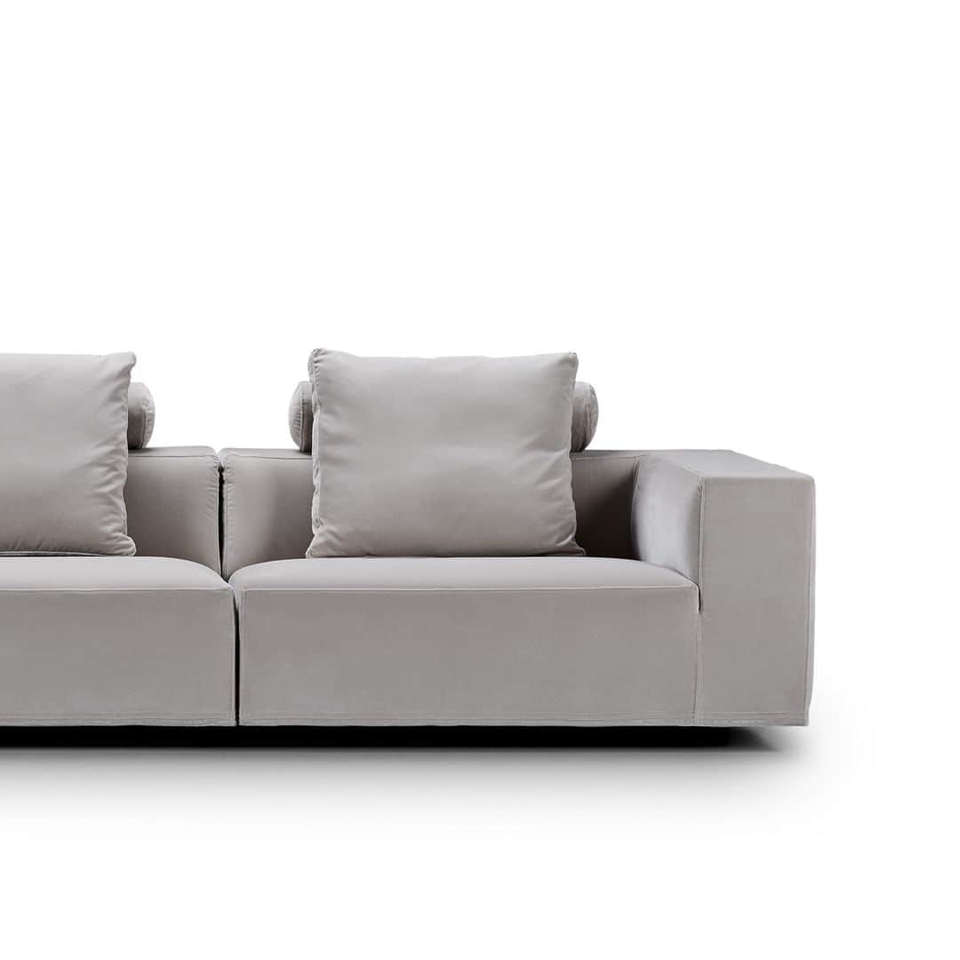 のインスタグラム：「The sofa seems to float freely in the air as its legs, of black-stained wood, are only a few centimetres high and at first, glance appears almost hidden.⁠ •⁠ •⁠ •⁠ #eilersen #baseline #eilersenfurniture #myeilersen #interiordesign #homedecor #sofa #danishdesign #inredning #finahem #interiorlovers #interiordesign #modernliving #minimalism #nordiskehjem #nordicinspiration #nordicliving #craftsmanship #luxurylifestyle #boligindretning #designinterior #livingroominspo #boliginspiration #softminimalism #hemindredning #schönerwohnen #nordicminimalism」