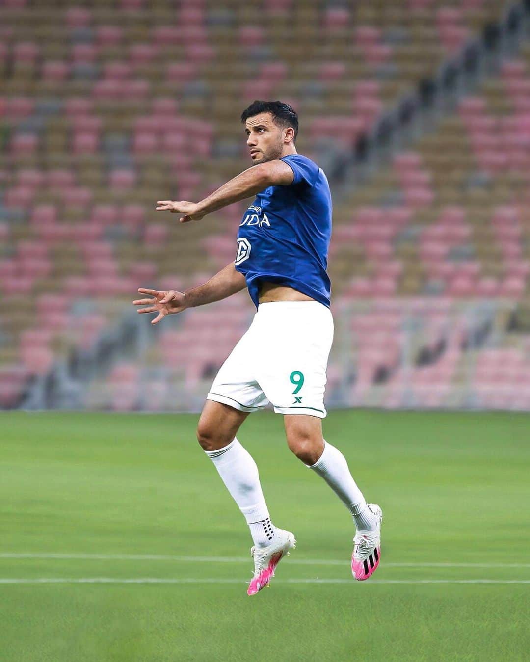 オマル・アッ＝ソーマのインスタグラム：「⬆️⚽️」