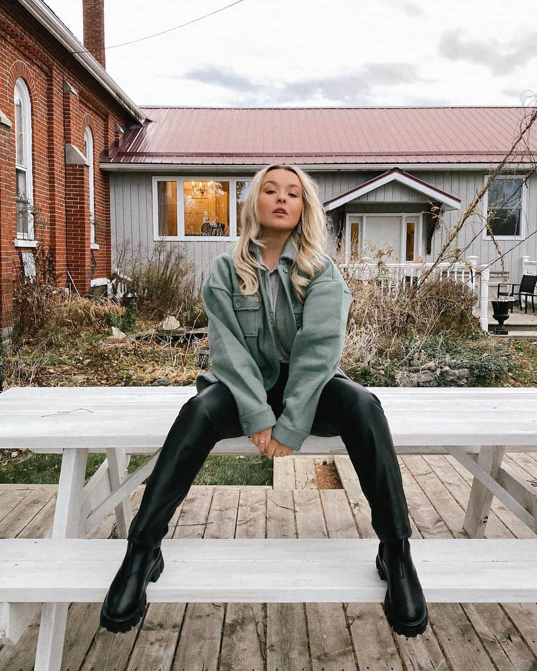 トーリ・ウェブスターのインスタグラム：「⭐️GIRLS TRIP VLOG⭐️ just went live on my YouTube channel✨come behind the scenes in Prince Edward County with my BFFs 👯‍♀️ link in bio + stories to watch.   📍 @theprinceedwardcountychurch」