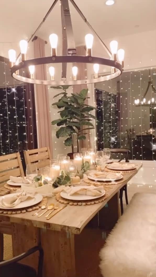 リアン Vのインスタグラム：「First Thanksgiving dinner in my new home! 🍽🕯 And it looks magical ✨  Happy Thanksgiving Everyone! ❤️  Dining table and chandelier:  @jeromesfurniture 😍」
