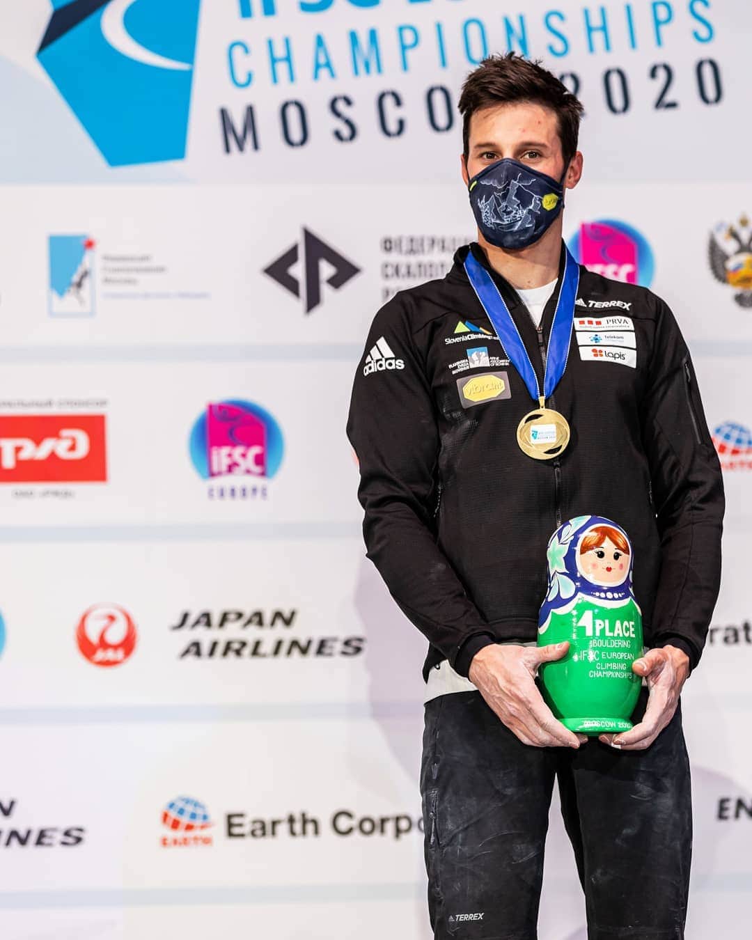 イェルネイ・クルーダーのインスタグラム：「European champion in bouldering 2020 🍾🍾🍾  📸: @lukafonda  _______________ @scarpaspa @ocun.climbing @vibram @snowmonkey @sloveniaclimbing」