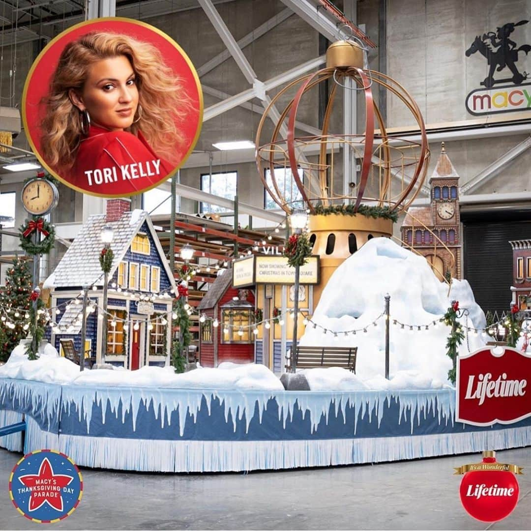 メリッサ・ジョーン・ハートさんのインスタグラム写真 - (メリッサ・ジョーン・ハートInstagram)「Did you catch the first ever @lifetimetv float in the #macysthanksgivingdayparade? @torikelly sang an original song that will be in our movie #DearChristmas premiering tomorrow. How exciting! It’s been a wish of mine since a child to be in the parade and I feel like I’m just 2 degrees away!!! Hehe.」11月27日 4時22分 - melissajoanhart