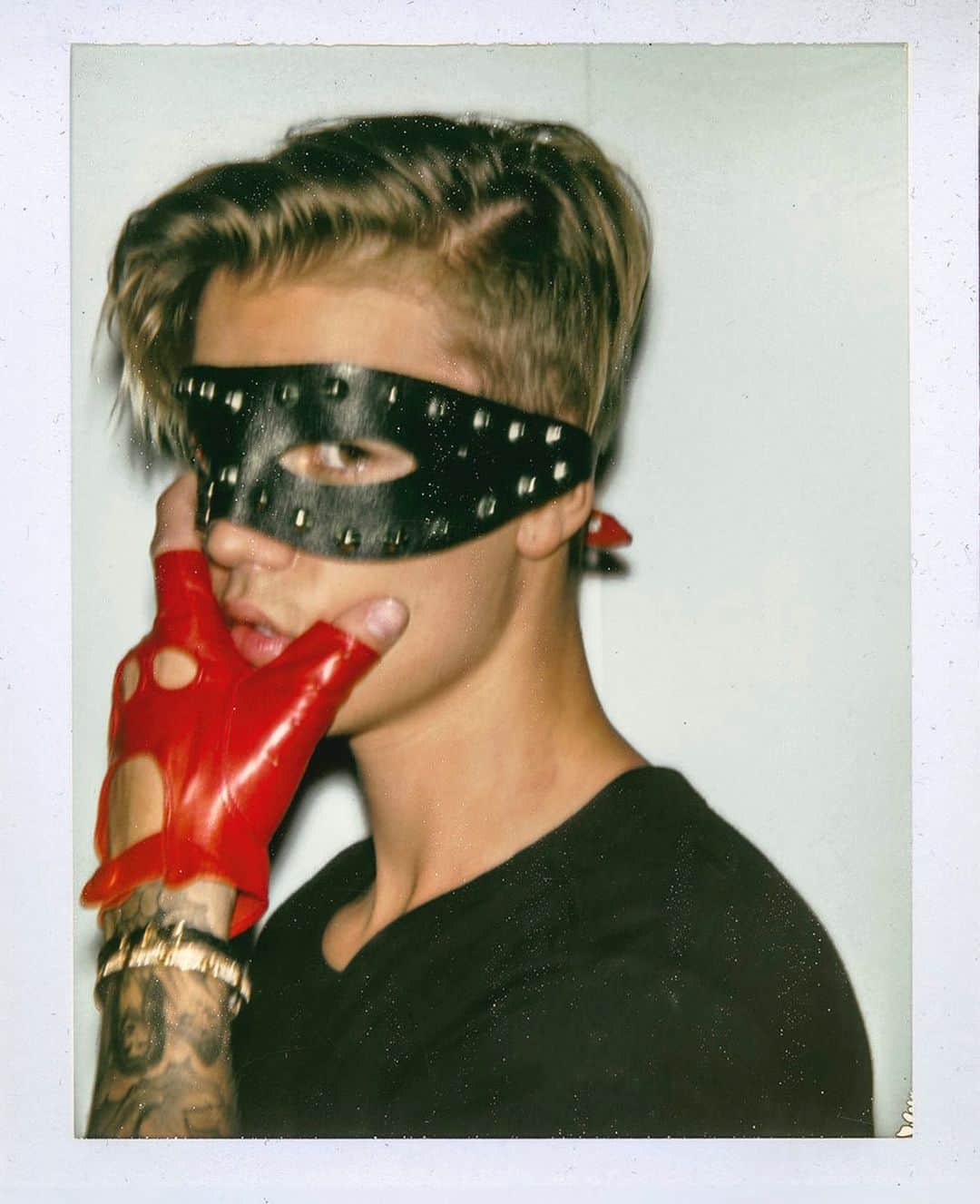 スティーヴン・クラインさんのインスタグラム写真 - (スティーヴン・クラインInstagram)「Justin Bieber, 2015 Justin Bieber, Los Angeles, 4 June 2015 Unique Fujifilm color 3x4 print Sheet: 3 1/4 x 4 1/4 inches Signed in ink on the verso  #polaroid #Shotbyklein #JustinBeiber」11月27日 4時23分 - stevenkleinstudio