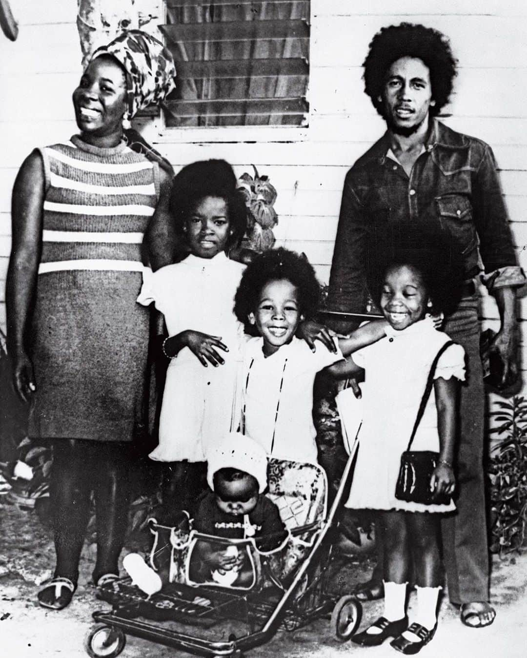 ボブ・マーリーさんのインスタグラム写真 - (ボブ・マーリーInstagram)「The Marley family Trench Town Jamaica 1972 “Give thanks and praise to the Lord and I will feel all right.” #OneLove  📷 Ossie Hamilton 👥 (L > R) @officialritamarley @swalk_12018 @stephenmarley @ziggymarley @cedellamarley #bobmarley75」11月27日 4時34分 - bobmarley