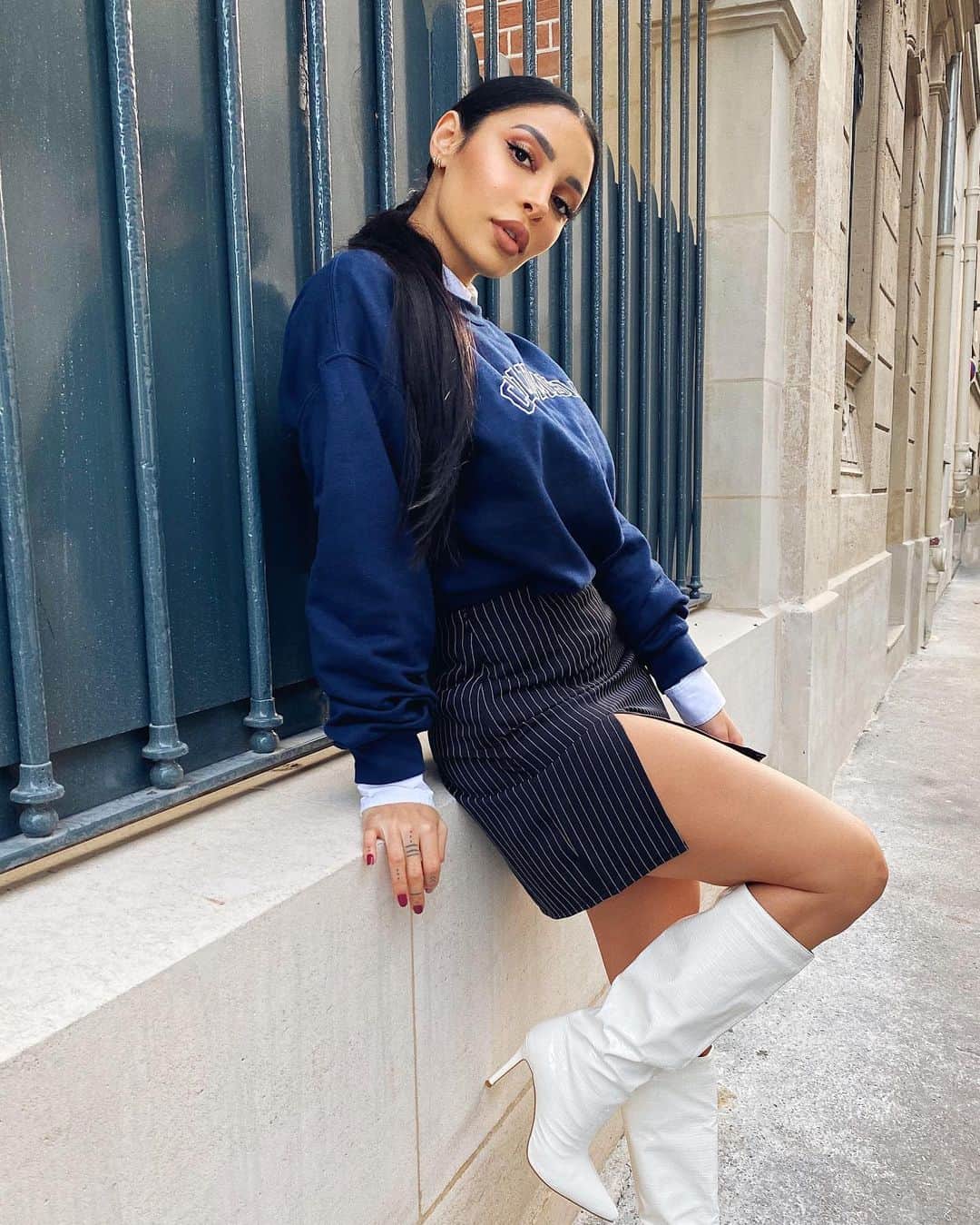 sananasのインスタグラム：「*Sponsorisé* Hey 👀 Ça y’est c’est le PINK FRIDAY chez @PrettyLittleThing 💝Il y a jusqu’à -75% et vous aurez -20% supplémentaires avec le code PINK20 💕 C’est quoi votre pièce phare du moment ? Oui j’ai enlevé mon manteau pour la photo, oui je l’ai remis 1 minute après 🤦🏻‍♀️😂  #PLTPinkFriday # SonsoriseParPLT」