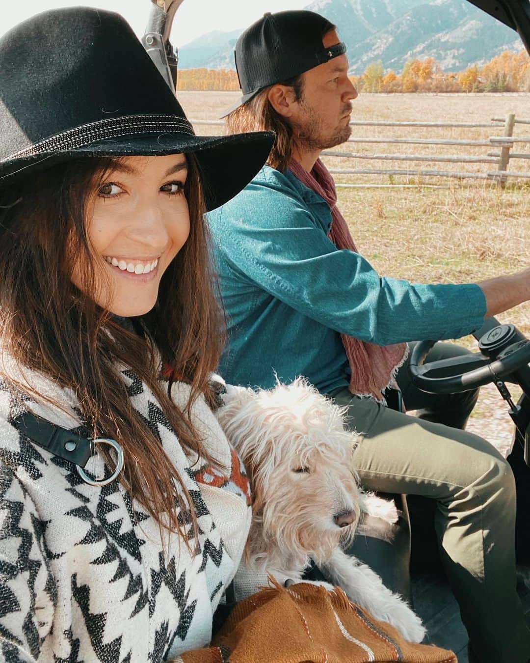 ケイト・ボイージェルのインスタグラム：「so thankful for this crew 👩🏻‍🤝‍👨🏼🐾❤️ hope everyone has an amazing thanksgiving! 🦃🍁🍂」